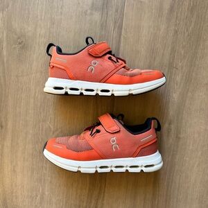 On Running Cloud Play Kids Sneakers in color Flame